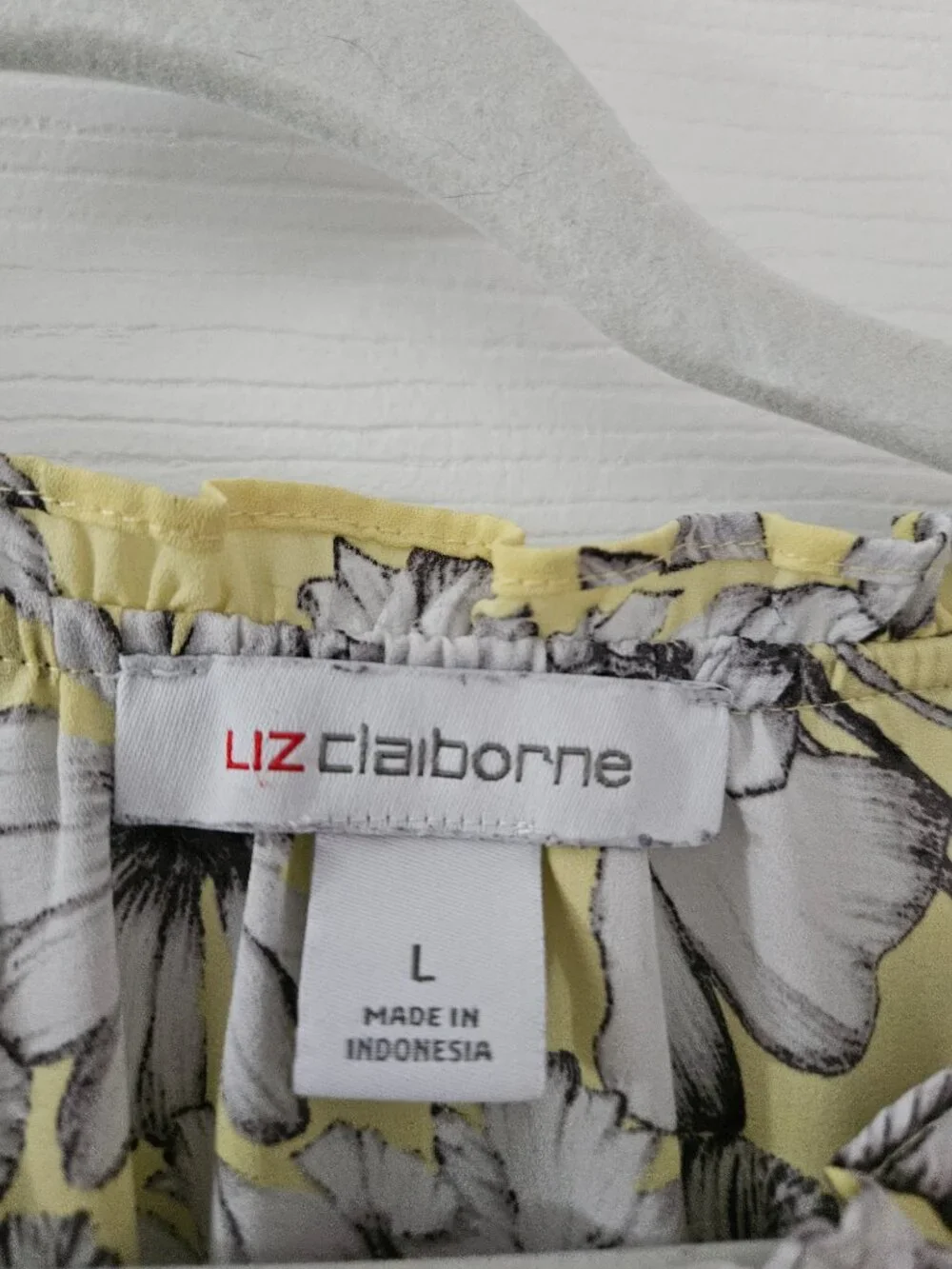 Liz Claiborne flowy yellow with White flowers blouse - Picture 4 of 6